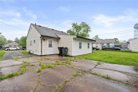 Exterior - 547 Willow Park Rd, Elyria, OH 44035 photo 3 of 7