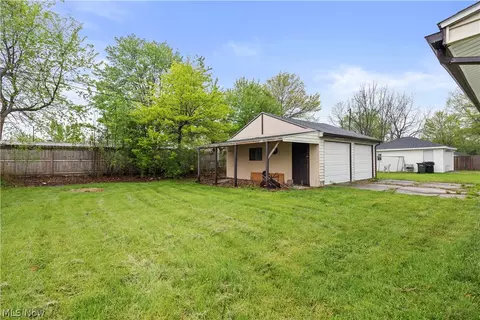 Exterior - 547 Willow Park Rd, Elyria, OH 44035 photo 6 of 7