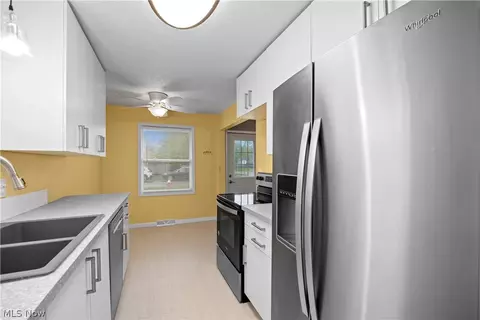 Kitchen - 547 Willow Park Rd, Elyria, OH 44035 photo 4 of 5