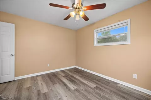 Bedroom - 547 Willow Park Rd, Elyria, OH 44035 photo 4 of 4