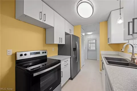 Kitchen - 547 Willow Park Rd, Elyria, OH 44035 photo 3 of 5