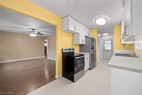 Entry Way - 547 Willow Park Rd, Elyria, OH 44035 photo 1 of 4