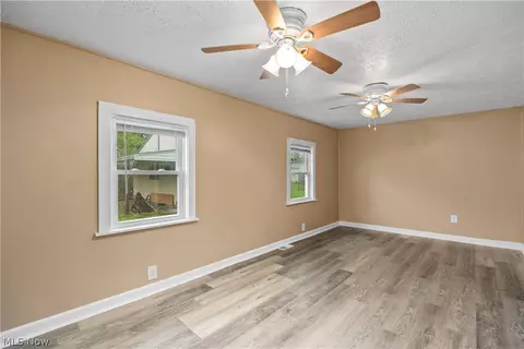 Living - 547 Willow Park Rd, Elyria, OH 44035 photo 7 of 7
