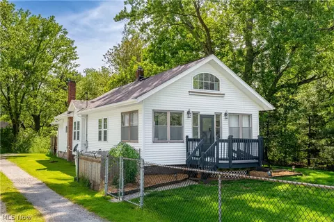 122 Southeast Ave, Tallmadge, OH 44278
