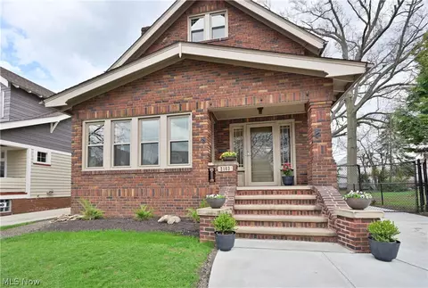 2163 Waterbury Rd, Lakewood, OH 44107