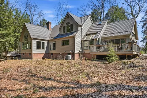 Exterior - 5700 Clingan Rd, Struthers, OH 44471 photo 6 of 9