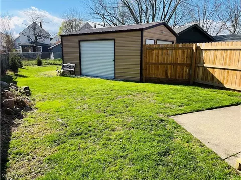 Exterior - 670 Thayer St, Akron, OH 44310 photo 4 of 8
