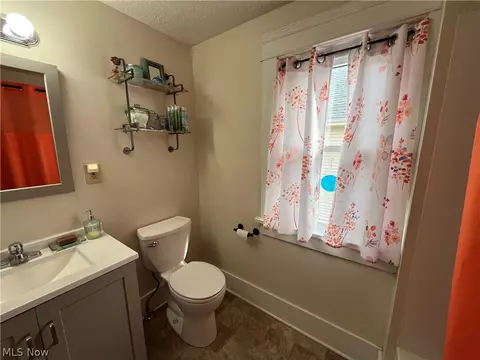 Bath - 670 Thayer St, Akron, OH 44310 photo 2 of 2