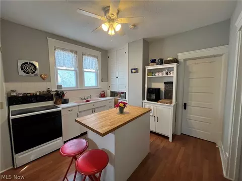 Kitchen - 670 Thayer St, Akron, OH 44310 photo 2 of 3