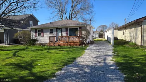 1060 Bryce Ave, Aurora, OH 44202