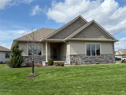 1163 Pine Bluff Dr NE, New Philadelphia, OH 44663