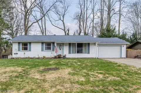 237 Spriggel Dr, Munroe Falls, OH 44262