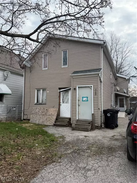3289 W 61st St, Cleveland, OH 44102