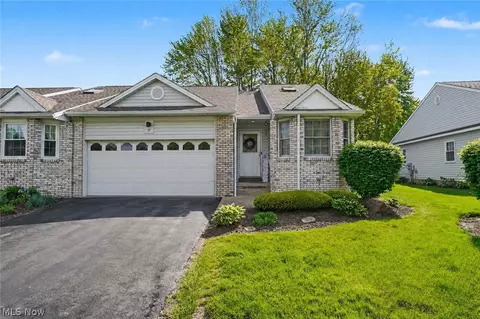17 Harneds Lndg, Cortland, OH 44410