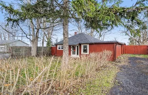 3343 Lake Rd, Conneaut, OH 44030