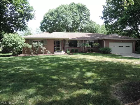 2004 Burning Tree Ln, Youngstown, OH 44505