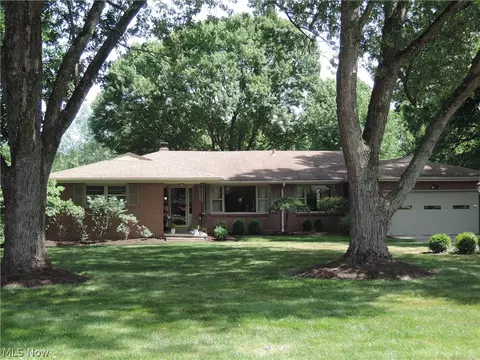 2004 Burning Tree Ln, Youngstown, OH 44505