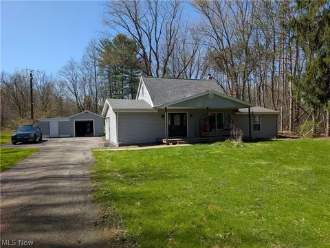 3032 Bell Wick Rd, Hubbard, OH 44425