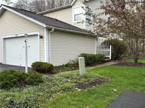 2898 Heatherwood Ct, Stow, OH 44224