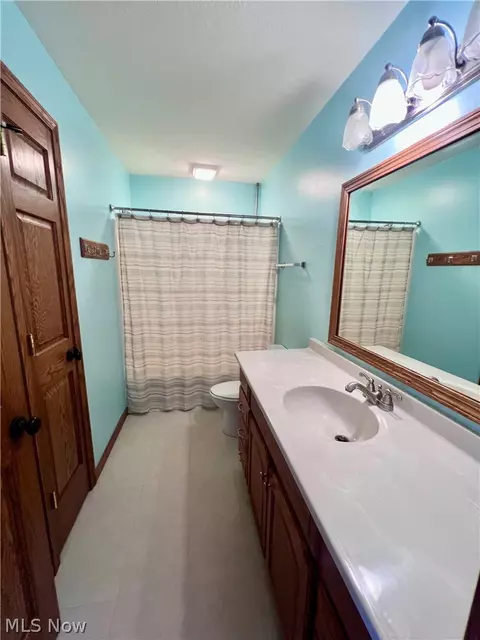 Bath - 105 Poolview Cir, Dover, OH 44622 photo 3 of 3