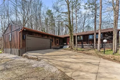 10172 Old Orchard Dr, Brecksville, OH 44141