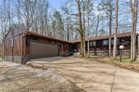 10172 Old Orchard Dr, Brecksville, OH 44141