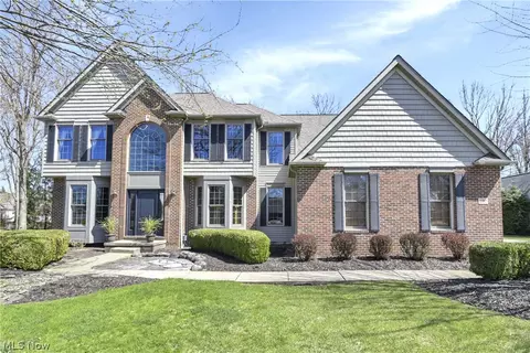 607 Parkside Dr, Avon Lake, OH 44012