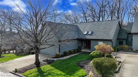 9096 Woodcrest Dr, Brecksville, OH 44141