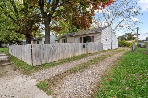 2012 Endrow Ave NE, Canton, OH 44705 photo 3