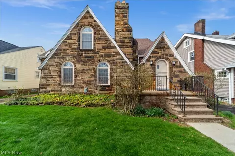 6098 Manchester Rd, Parma, OH 44129