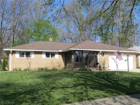 6204 Meadview Dr, Seven Hills, OH 44131