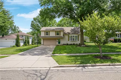 9355 Hyde Park Dr, Twinsburg, OH 44087