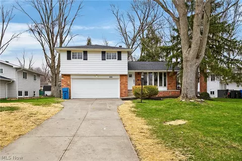 6151 Sherwood Dr, North Olmsted, OH 44070