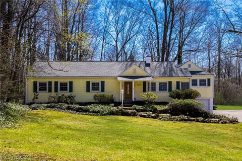 8253 Summit Dr, Chagrin Falls, OH 44023