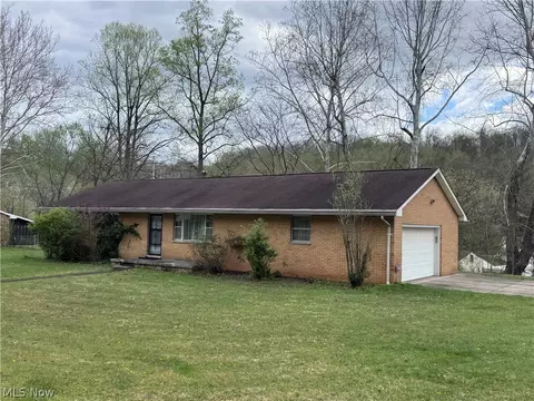 34 Chris St, Belpre, OH 45714