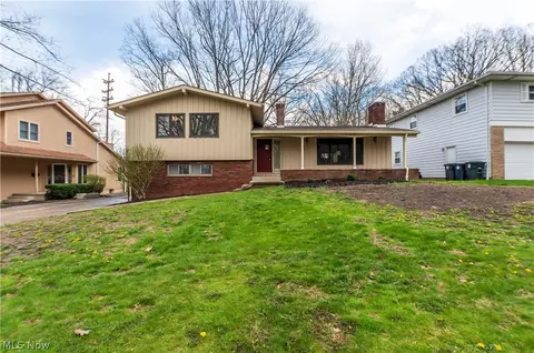 887 Delaware Ave, Akron, OH 44303