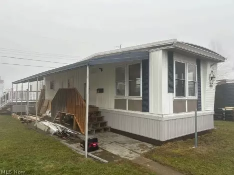 76 Helen St, Barberton, OH 44203