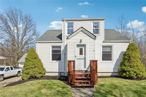 2825 Orchard Dr, Willoughby Hills, OH 44092