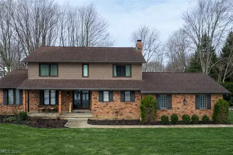 424 Locklie Dr, Highland Heights, OH 44143