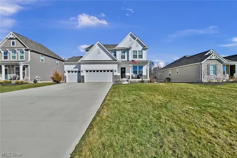 180 Country Meadow Ln, Wadsworth, OH 44281