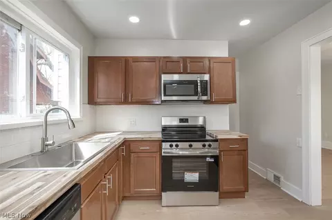 Kitchen - 92 E Ido Ave, Akron, OH 44301 photo 2 of 2