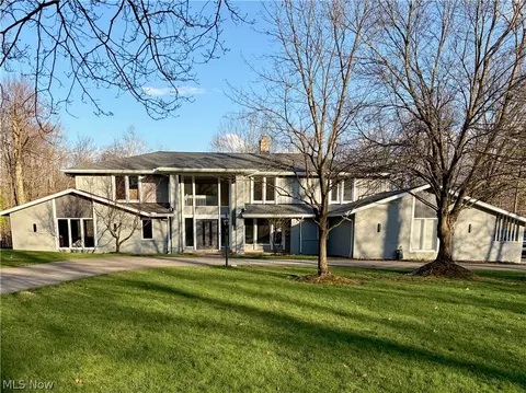 29 Hunting Hollow Dr, Pepper Pike, OH 44124