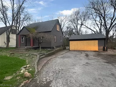 3218 Shadyside Dr, Hubbard, OH 44425