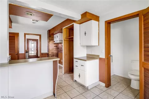 Entry Way - 1631 W 8th St, Ashtabula, OH 44004 photo 1 of 1