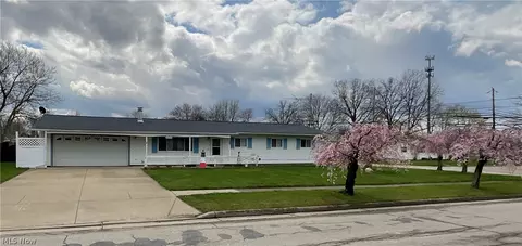 5229 Devon Dr, Vermilion, OH 44089