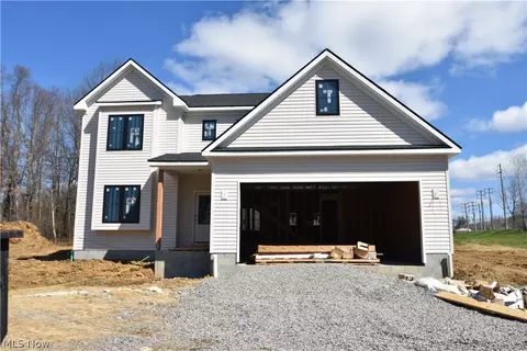 211 Ashwood Lndg, Hubbard, OH 44425