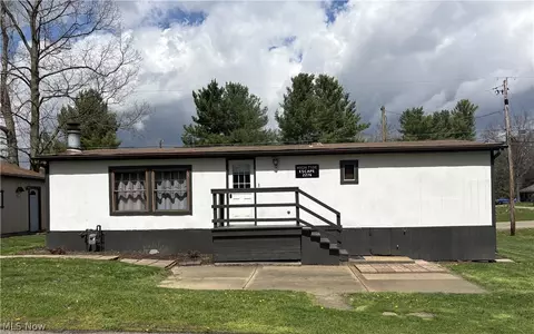 2276 Lodge Rd SW, Sherrodsville, OH 44675
