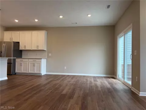 Living - 945 Memory Ln # -4, Aurora, OH 44202 photo 3 of 4