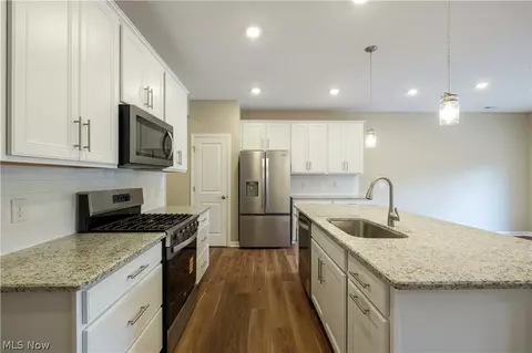 Kitchen - 945 Memory Ln # -4, Aurora, OH 44202 photo 2 of 3
