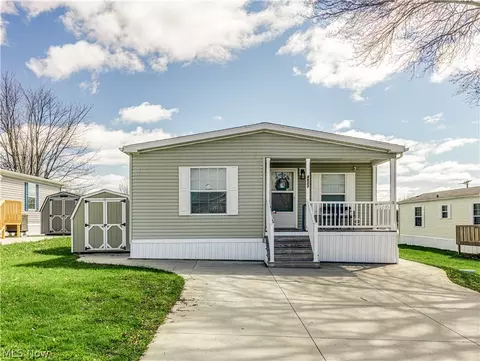 4822 Valley Hills Dr, Ravenna, OH 44266